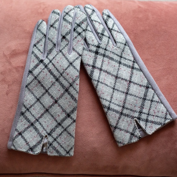 NWT Women's Plaid Gloves Text Touchscreen Gray Black Tartan Check Classic - Picture 5 of 6